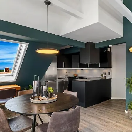 Elegant Townhouse Apartment *
